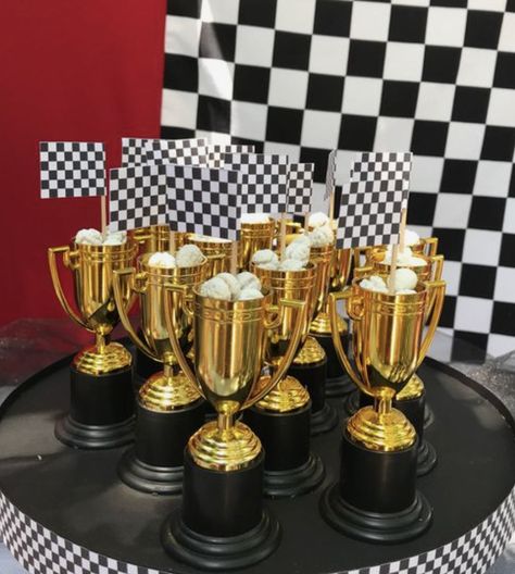 Car Birthday Party Centerpieces, Cars Theme Candy Table, Disney Cars Party Decorations, Cars Centerpiece Ideas, Macqueen Theme Party, Race Theme Party, Cars Theme Birthday Party Decorations, Formula 1 Birthday Party Ideas, Formula 1 Party