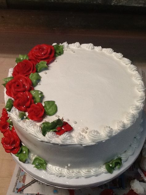 Red Rose Cake Design Simple, Red Roses Cake Ideas, White Cake Red Roses, White Cake With Red Roses, White Cake With Roses, White Roses Cake, Rose Icing, Rose Cake Design, Round Birthday Cakes