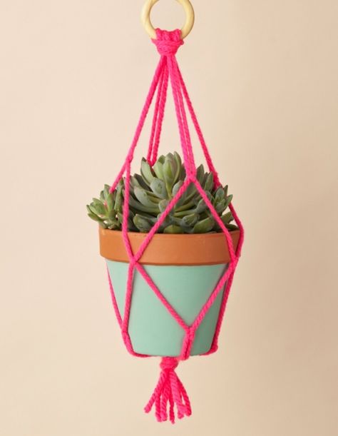 Crocheting is fun! But sometimes it’s fun to make something different with yarn. Check out 16 Clever Yarn Ideas. Diy Macrame Plant Hanger Pattern, Art Macramé, Free Macrame Patterns, Macrame Plant Hanger Tutorial, Tshirt Yarn, Macrame Plant Hanger Patterns, Plant Hanging, Makramee Diy, Diy Macrame Plant Hanger