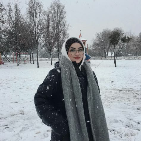 Snow Hijab Outfits, Hijab Fashion Inspiration Winter, Scarf With Hoodie, Finland Outfit, Swiss Outfit, Hijab Fashion Winter, Winter Picture Ideas, Hijabi Fashion Winter, Decent Outfits