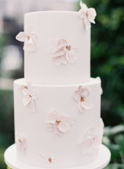 Ow, our hearts! This intimate flower market wedding inspiration from our New Orleans Styled Social hits all the right sweet spots. Flower Market Wedding, Cake With Flowers, Mini Wedding Cakes, Square Wedding Cakes, Chocolate Wedding Cake, Wedding Marketing, Simple Wedding Cake, White Wedding Cake, Elegant Wedding Cakes