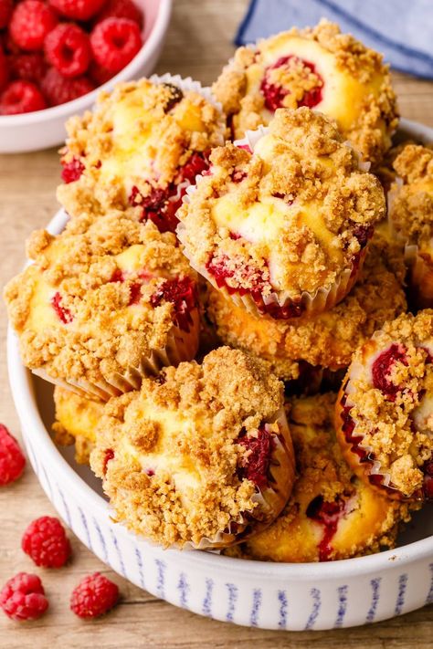 Raspberry Muffins Crumble Muffins, Raspberry Crumble, Yogurt Muffins, Raspberry Yogurt, Raspberry Muffins, Raspberry Recipes, Baking Recipe, Crumble Topping, Just Wait