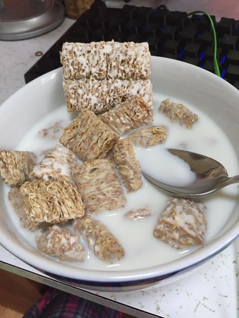 [I ate] The perfect Frosted Mini Wheat Frosted Mini Wheats, Mini Wheats, Wheat Cereal, Wheat Recipes, Cooking Recipes Healthy, Food Images, Breakfast Cereal, Food Is Fuel, Food Themes