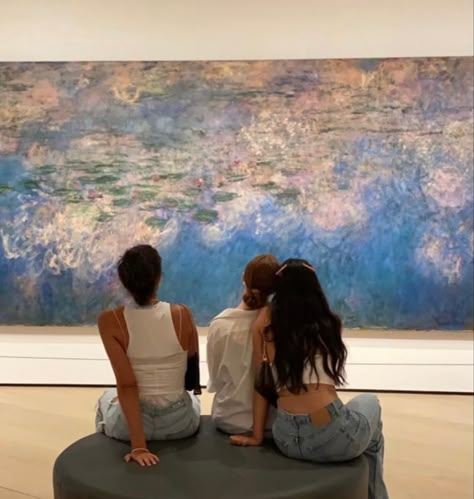 Three girl friends looking at monet’s lily pads at the moma in New York City Moma Picture Ideas, Moma Nyc Aesthetic, Moma Museum Aesthetic, Museum Of Modern Art Nyc, Museum Picture Ideas, Nyc Museums, Pink Audrey Hepburn, Monet Museum, New England Preppy