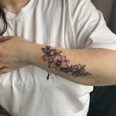 daffodil flower wrap tattoo on forearm Narcissus Flower Tattoo Forearm, Daffodil Arm Wrap Tattoo, Daffodil Wrap Around Tattoo, Daffodil Tattoo Forearm, Daffodil Half Sleeve Tattoo, Daffodil Vine Tattoo, Daffodil Arm Tattoo, Geometric Daffodil Tattoo Design, Daffodil Tattoo Linework