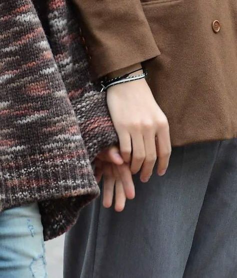 People Holding Hands, We Fall In Love, Autumn Aesthetic, Cool Stuff, Two People, Couple Aesthetic, Narnia, Dream Life, Holding Hands