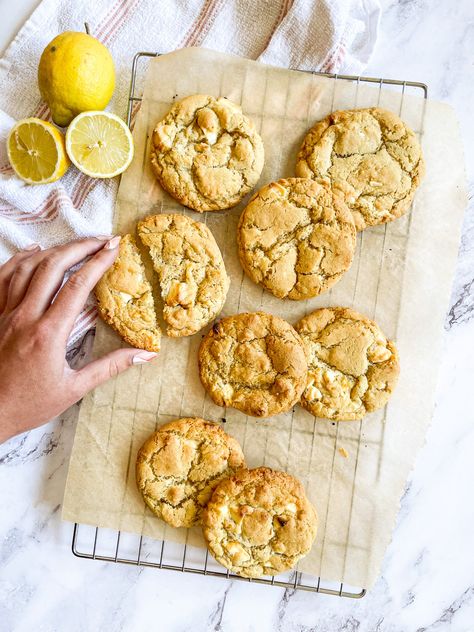 Lemon and White Chocolate Cookies Lemon And White Chocolate, Summer Cookie Recipes, Summer Cookie, Cookies Lemon, Lime Cookies, Lemon Pie Filling, Crazy Cookies, Dessert Photography, White Chocolate Cookies