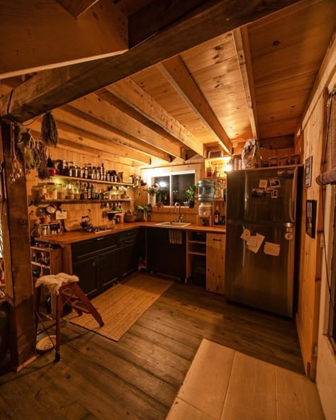 Small House Videos, Tiny Cabins Interiors, Small Cabin Interiors, Cabin Interior Design, Cabin Aesthetic, Off Grid Cabin, Casa Country, Tiny Cabins, Cabin Interiors