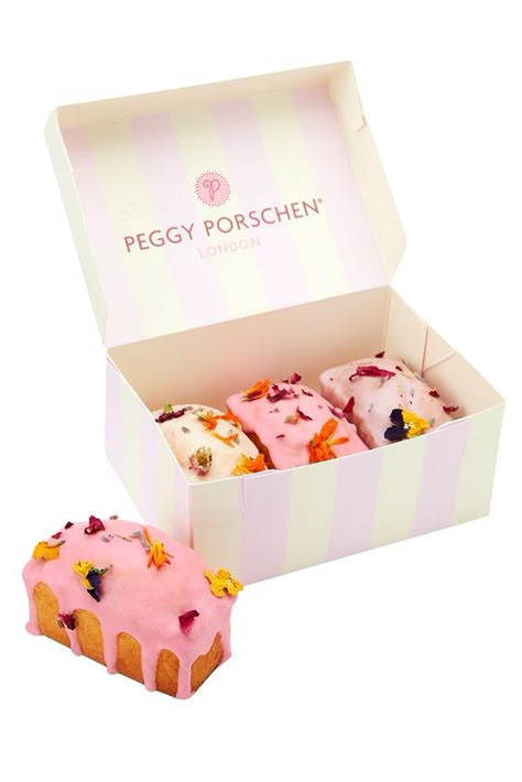 Dessert Gifting Ideas, Mini Bread Loaf Packaging, Lemon Cake Packaging, Mini Cake Packaging Ideas, Minuman Starbucks, Cake Boxes Packaging, Mini Loaf Cakes, Fancy Donuts, Peggy Porschen Cakes