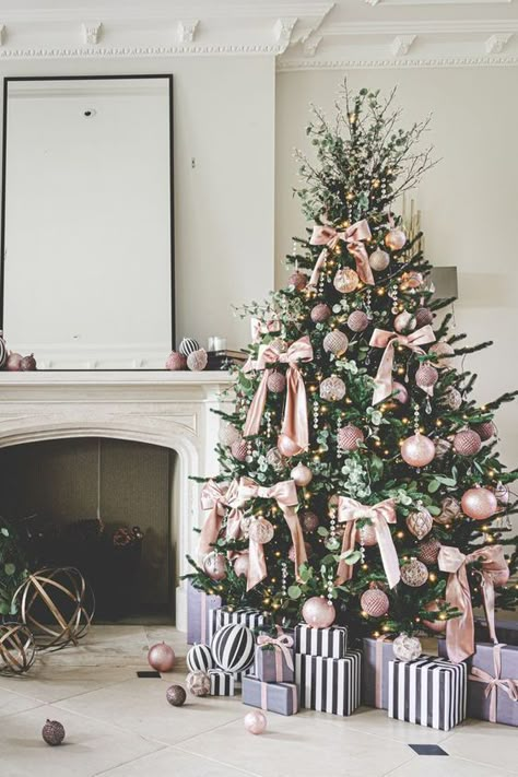 Pink Christmas Tree Decorations, Christmas Tree Inspo, Pink Xmas, Christmas Decor Inspiration, Pink Christmas Decorations, Christmas Tree Inspiration, Christmas Themes Decorations, Aesthetic Christmas, Pink Christmas Tree