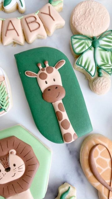 Giraffe Royal Icing Cookies, Giraffe Decorated Cookies, Safari Baby Shower Cookies Decorated, Zoo Animal Cookies Decorated, Safari Cookies Decorated, Animal Cookies Decorated, Safari Baby Shower Cookies, Zoo Baby Shower Theme, Giraffe Cookie