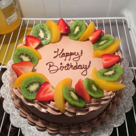 Chocolate cake with fruit Cake Designs Fruit, Mixed Fruit Cake Design, Birthday Cake Fruit Decoration, Fresh Fruit Cake Design, Fruits Cake Design, Fruit Cake Decoration Ideas, Chocolate Cake With Fruit, Easy Birthday Cake Recipes, Cake Decorated With Fruit