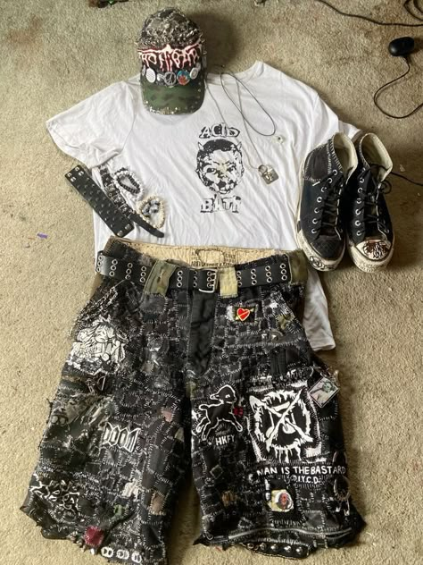 Simple Punk Outfits Men, Punk Shorts Outfit, Crust Punk Shorts, Patch Shorts Punk, Grindcore Outfit, Grindcore Art, Crust Punk Outfits, Crust Pants Punk, Grindcore Aesthetic