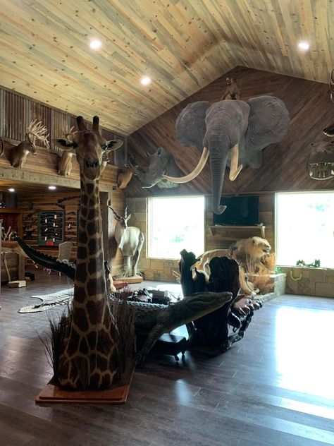 Log Home Kitchen, Architecture House Design, Hunting Room, Trophy Rooms, Trophy Hunting, Taxidermy Mounts, Vulture Culture, Bar Man Cave, Fantasy House