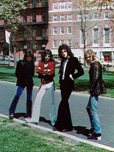 queen history on Twitter: "On this day (April 26) in 1974, Queen was photographed in Boston, Massachusetts, USA.… " Roger Taylor Queen, Queens Wallpaper, Queen Photos, Roger Taylor, Queen Pictures, Queen Freddie Mercury, John Deacon, Brian May, Queen Band