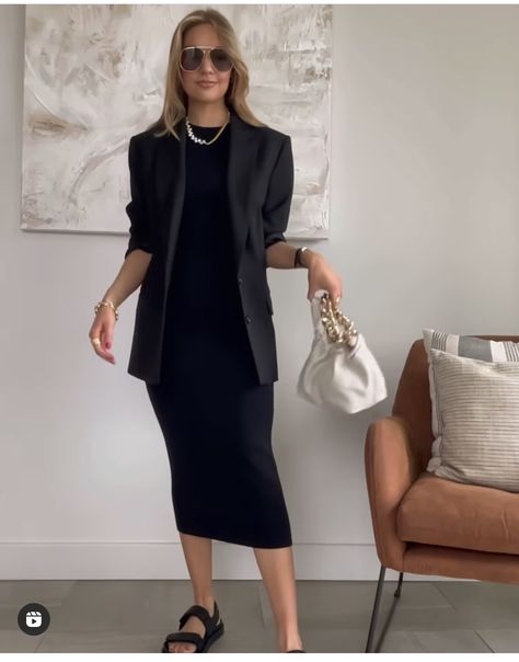 Casual Sunday Outfit, Hello Tomorrow, Business Chic Outfits, Silk Dresses Outfit, Dress Work Outfit, Elegant Summer Outfits, Black Dress Outfits, Shirt Dress Style, Evening Outfits