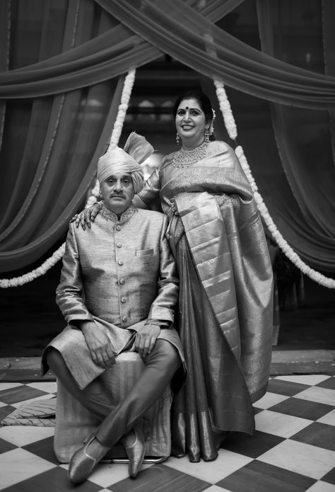 Indian destination wedding, family wedding portrait, sherwani, red kanjivaram silk saree, black and white photography, tanishq jewelry. Indian Wedding Family Portrait, Family Photography Indian, Indian Parents Photography, Indian Old Couple Photography, Indian Family Photoshoot, Indian Family Photography, Sneha Core, Saree Black And White, Glam Family Photoshoot