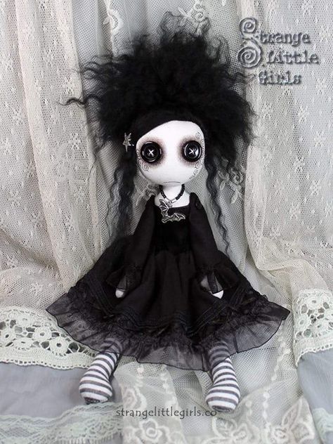 Creepy Stuffed Animals, Pocket Full Of Posies, Goth Baby, Doll Plushies, Creepy Doll, Creation Art, Scary Dolls, Ugly Dolls, Art Dolls Cloth