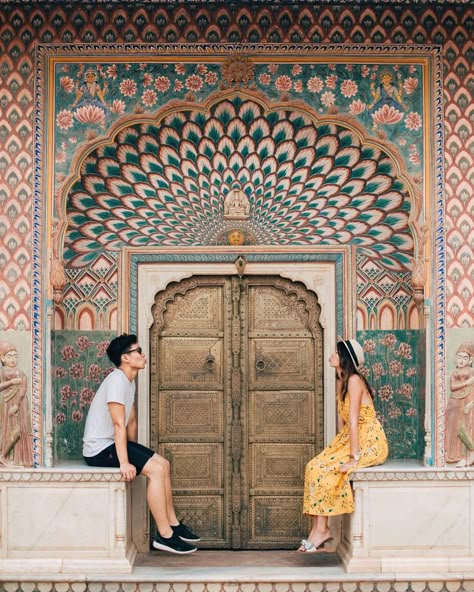 City Palace Jaipur, Jaipur Travel, Travel Pose, Pre Wedding Photoshoot Outdoor, Pre Wedding Poses, Travel Pictures Poses, Couple Photography Poses, Pre Wedding Photoshoot, Udaipur