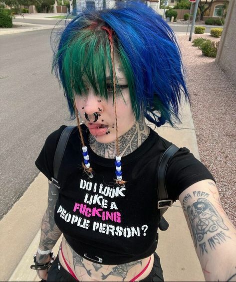 Very Short Punk Hair, Punk Hair Dye Ideas, Alternative Hair Dye Ideas, Punk Dyed Hair, Emo Hair Dye Ideas, Alt Hair Color Ideas, Goth Hairstyles Short, Goth Short Hair, Scenemo Hair