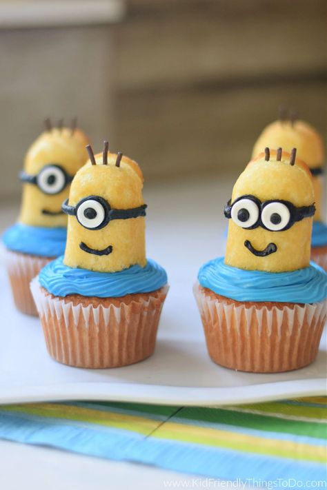 Make these adorable and easy-to-make Twinkie Minion Cupcakes for your next Minion party with the kids. Minion Cupcakes Diy, Despicable Me Movie Night Food, Minion Birthday Party Centerpieces, Minion Themed Food, Minion Food Ideas, Minion Desserts, Minion First Birthday, Diy Minion Party, Minion Party Food