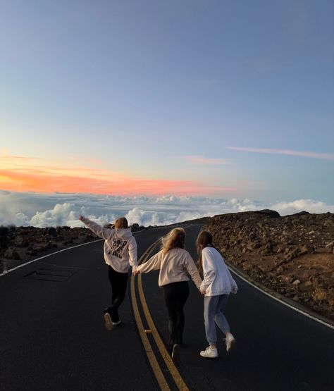 #hawaii #haleakala #aesthetic Hawaii Above The Clouds, Luxury Hawaii Vacation, Haleakala National Park Sunset, Hawaii Aesthetic Friends, Hawaii Aesthetic Maui, Maui Hawaii Pictures, Girls Road Trip Aesthetic, Maui Photo Ideas, Hawaii Vacation Aesthetic