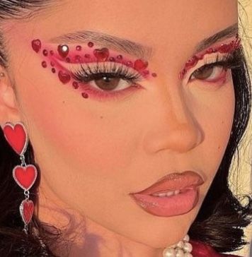 Queen Of Hearts Eye Makeup, Heart Gem Makeup, Heart Eye Makeup Look, Heart Make Up, Moulin Rouge Makeup, Harry Styles Makeup, Eras Makeup, Heart Makeup Look, Heart Eyeliner