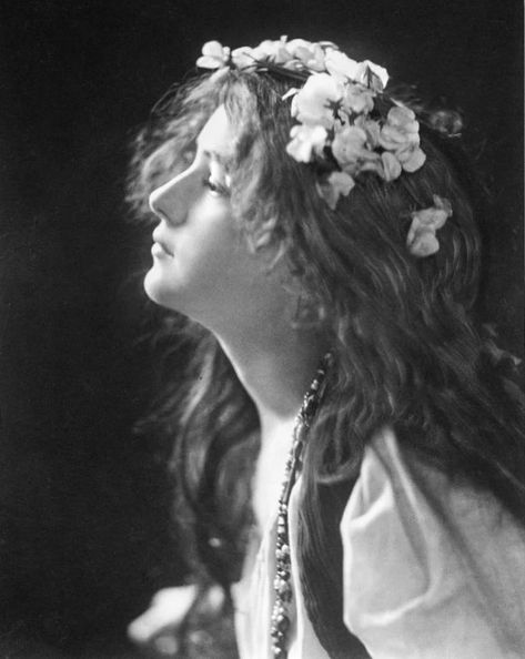 Extraordinary Portraits of a Very Young Evelyn Nesbit Taken by Rudolf Eickemeyer in the Early 1900s ~ Vintage Everyday Evelyn Nesbit, Old Portraits, Arte Van Gogh, Old Photography, Gibson Girl, Vintage Portraits, Tattoo Stencils, Photographic Art, Photo Reference