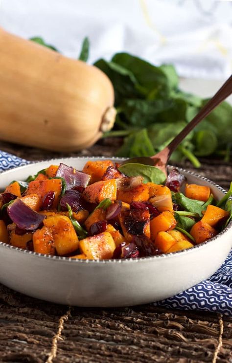 This easy Roasted Butternut Squash with Spinach and Cranberries is the most amazing vegetarian side dish ever. TheSuburbanSoapbox.com Butternut Squash With Spinach, Butternut Squash Spinach, Resep Pasta, Best Thanksgiving Side Dishes, Healthy Thanksgiving Recipes, Vegetarian Side Dishes, Thanksgiving Recipes Side Dishes, Butternut Squash Recipes, Delicious Thanksgiving