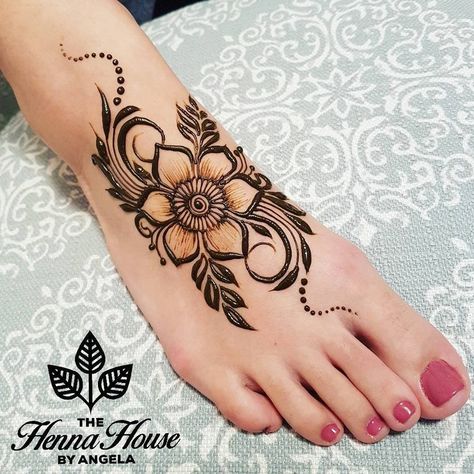 21 Simple Foot Mehndi Design That Are Perfect For Brides-To-Be Henna Tattoo Foot, October Weather, Simple Henna Designs, Leg Henna, Tato Henna, Foot Henna, Leg Mehndi, Henna Tattoo Designs Hand, Henna Art Designs