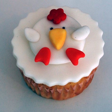 Rooster cupcake - like the simple shapes and very cute Rooster Cupcakes, Rooster Cake, Fluff Frosting, Cupcake Vanilla, Marshmallow Fluff Frosting, Chicken Party, Barnyard Bash, Pastry Ideas, Egg Party