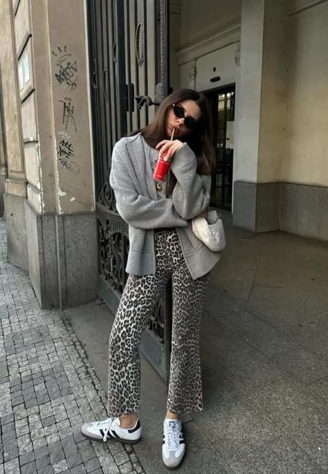 Leopard Jeans Outfit, Cheetah Print Outfits, Adidas Samba Outfit, Animal Print Sweater, Look Zara, Leopard Print Outfits, Samba Outfit, Stile Hijab, Looks Jeans