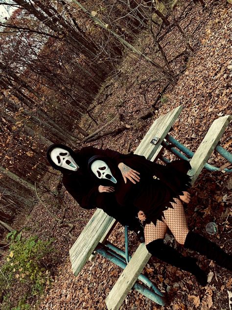 Horrorcore Aesthetic Outfits, Ghostface Couple Photoshoot, Ghost Face Couple Photos, Ghost Face Costume Women, Ghostface Photoshoot, Best Halloween Costumes For Couples, Scream Halloween Costume, Fall Photoshoot Ideas, Halloween Tights