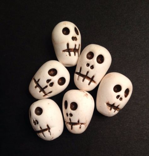 Polymer Clay Halloween, Tim Burton Style, Magic Crafts, Halloween Clay, Pottery Pot, Polymer Beads, Witchy Crafts, Clay Crafts Air Dry, Diy Crafts To Do