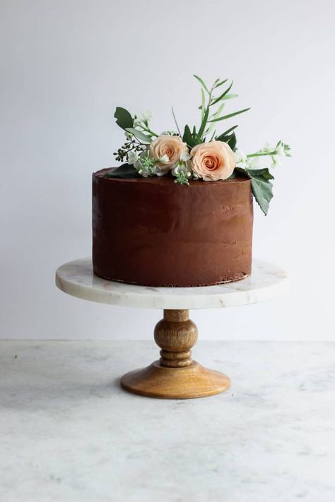 Frost A Cake, Bolo Vintage, Decorate A Cake, Chocolate Cake Designs, Rhubarb Cake, Cake Decorating For Beginners, Fresh Flower Cake, Tall Cakes, Chocolate Cake Decoration