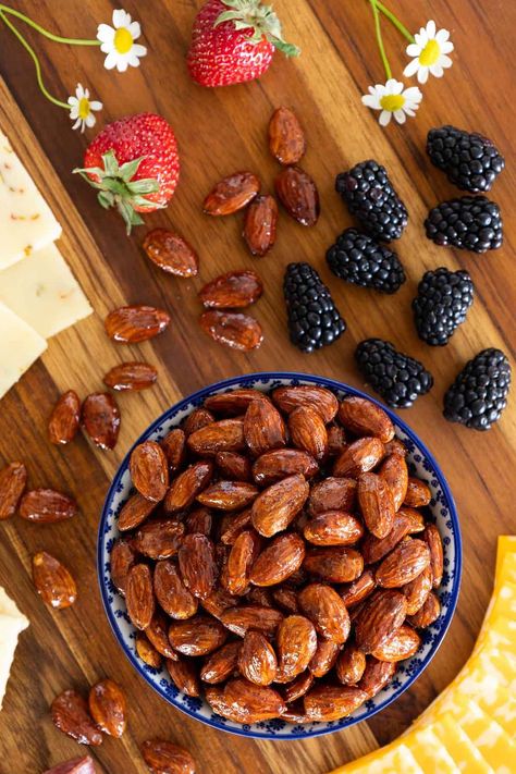 These Ridiculously Easy Maple-Glazed Roasted Almonds are perfect for snacks, salads, cheese boards... They\'re sweet, salty and super crunchy! Impressive Fall Desserts, Glazed Almonds, Holiday Food Gifts, Banana Coffee Cakes, Pumpkin Jam, Maple Recipes, Knead Bread Recipe, Maple Pumpkin, Autumn Food