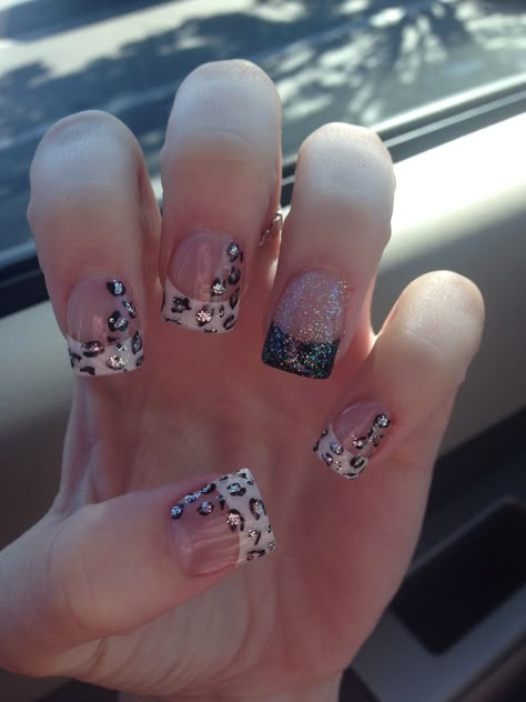 Black and white leopard print Short Decorated Nails, Y2k Natural Nails, 90s Short Nails, Cool Unique Nails, Nail Designs With Sparkles, Acrylic Nails Inspo Simple, Cute Small Acrylic Nails, Short Mcbling Nails, Fall Y2k Nails