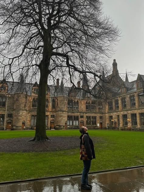 uni life, uni outfits Glasgow University, University Aesthetic, College Aesthetic, Large Crowd, Dream College, Uni Life, Dream School, University Life, Aesthetic Tiktok