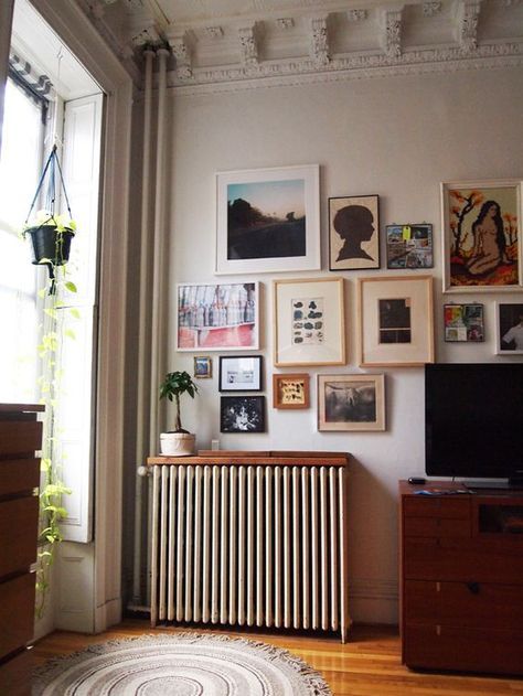 Radiator Shelf, Cool Shelves, Art At Home, Tiny Space, Room Deco, Decor Guide, Retro Home Decor, Home Design Decor, A Living Room