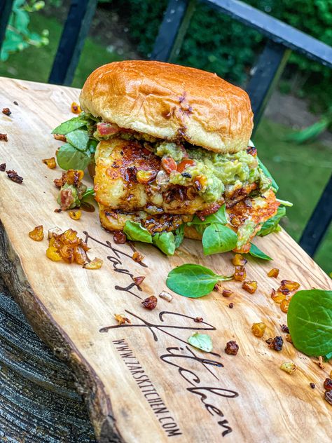 GARLICKY HALLOUMI, GUAC & CRISPY CORN BURGERS Halloumi Burger, Corn Burger, Guacamole Burger, Corn Kernel, Brioche Buns, Crushed Garlic, Sweet Corn, Creative Food, Guacamole