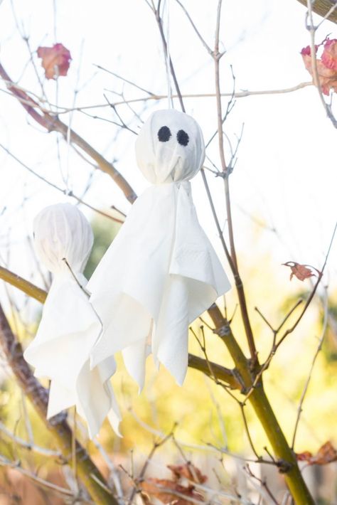 Lollipop Ghosts Craft - an easy and inexpensive idea for a no-contact treats for trick-or-treaters this Halloween. Lollipop Ghosts, How To Make Lollipops, Craft For Halloween, Cute Lollipop, Ghost Craft, Tootsie Roll Pops, Dum Dums, Kleenex Tissues, Halloween Class Party