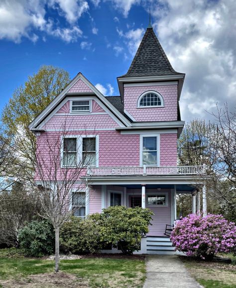 Queen Anne – Buildings of New England Queen Anne Cottage, Massachusetts Houses, Boston Architecture, Double House, Queen Anne House, Hall House, Ice Houses, Queen Anne Style, New England Travel