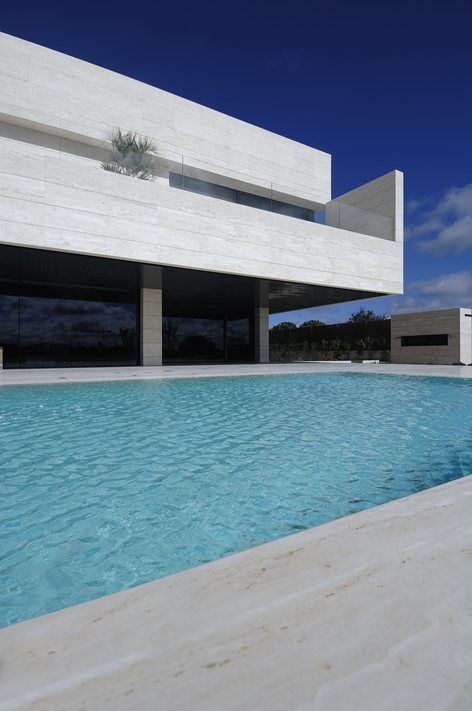 Spain Houses, Spain House, Luxury Residence, Blue Pool, Architecture Studio, Minimalist Architecture, Home Building Design, Contemporary Home Decor, Cool Pools