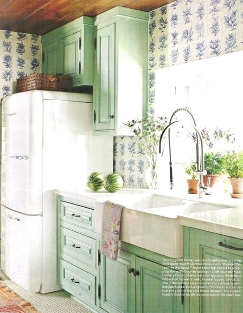 Want to turn a drab kitchen into a fab and unique retro kitchen? Here are 30 brilliant ideas on how to embrace the style even on a budget. Modern kitchen design can be quite mundane with monotonic colors, plain colors which are usually very neutral with clear-cut sharp edges. Atomic Furniture, Pizza Advertising, Retro Refrigerator, Wood Pizza, 1950s Kitchen, Retro Kitchens, Kpop Beauty, Vintage Kitchens, Retro Kitchen Decor