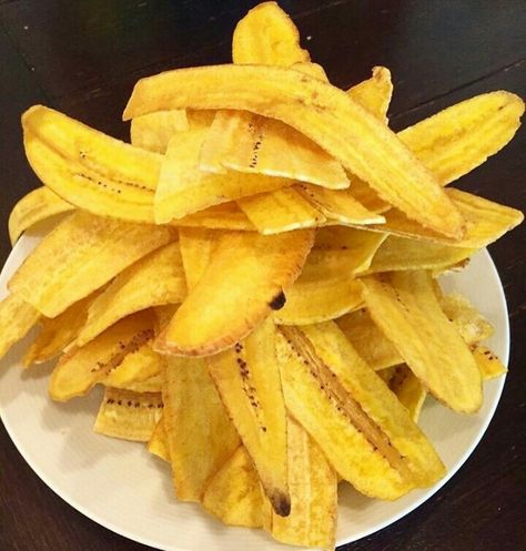 Chips de bananes plantains / Bénin Potato Chips Homemade, Chips Homemade, West African Food, Plantain Chips, Food Therapy, Healthy Lifestyle Food, Spicy Food, Fun Kids Food, Recipes From Heaven