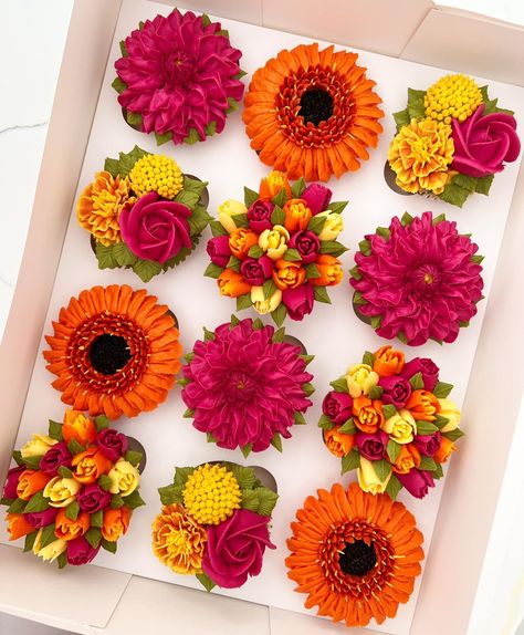 Cupcake Flower Bouquets, Cupcakes Flores, Cupcake Decorating Tips, Fall Cupcakes, Cupcake Cake Designs, Buttercream Cupcakes, Floral Cupcakes, Cupcake Art, Gateaux Cake