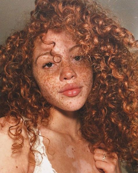 Pretty Freckles, Pale Redhead, Pretty Red Hair, Women With Freckles, Highlights Curly Hair, Beautiful Freckles, Pretty Redhead, Red Curly Hair, Freckles Girl