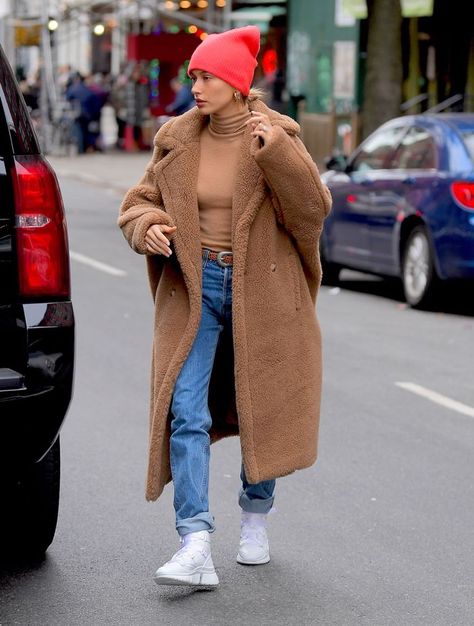 Celebrity Winter Outfit Ideas: Hailee Bieber Maxmara Coat, Teddy Coat Outfit, Maeve Reilly, Reformation Jeans, Beanie Outfit, Streetwear Mode, Winter Outfits Cold, Burberry Hat, Teddy Coat