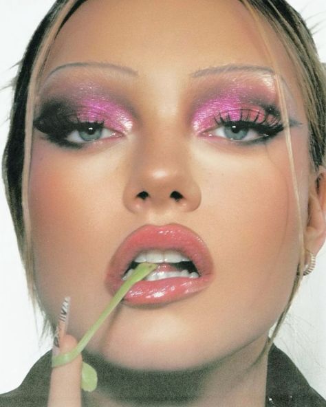 200s Makeup Look, 2004 Makeup, 2000’s Makeup, Early 2000s Makeup, Pink Glitter Makeup, Y2k Pink, Pink Makeup, Glitter Makeup, Pink Glitter