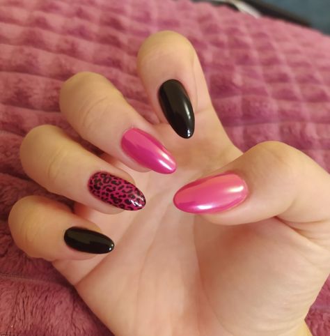 Cool emo nails black and pink Easy Pink Nail Art, Scene Acrylic Nails, Nail Inspo Pink And Black, Nail Ideas Beginners, Cute Nail Painting Ideas, Black Nails With Pink Design, Gel X Inspo Nails, Kurumi Nails, Short Pink And Black Nails